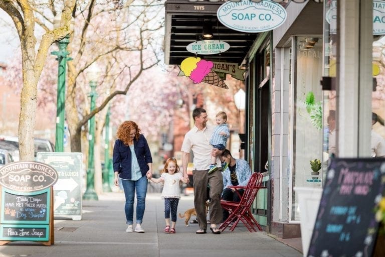 Family Shopping 768x512