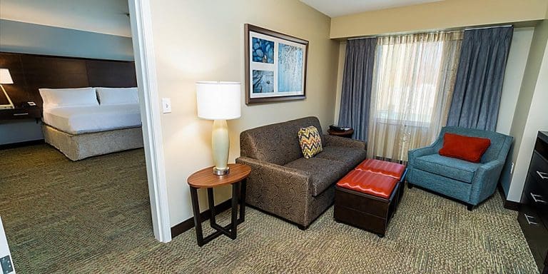 staybridge suites coeur dalene room1 768x384